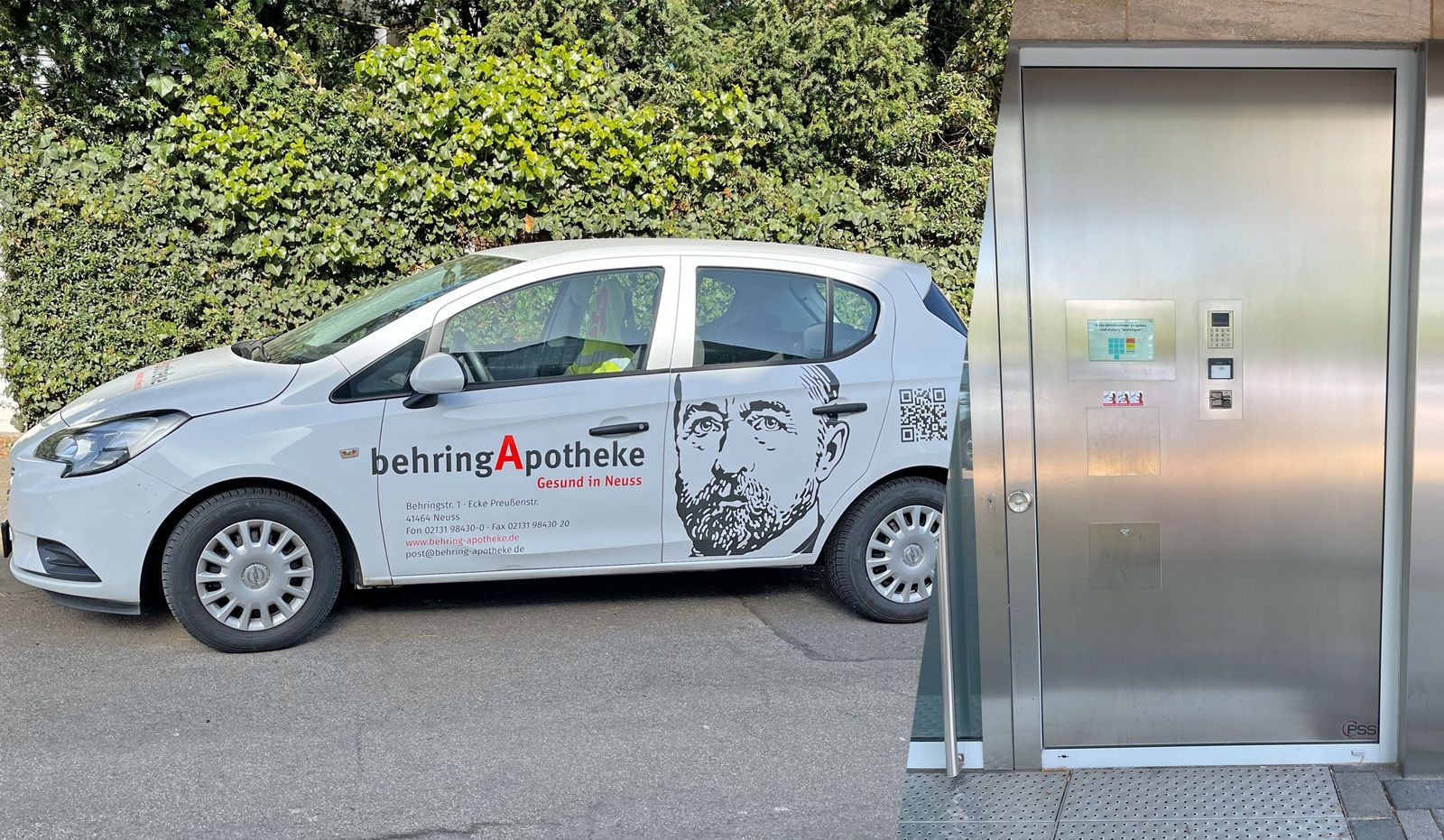 Auto des Botendienstes und der Abholautomat