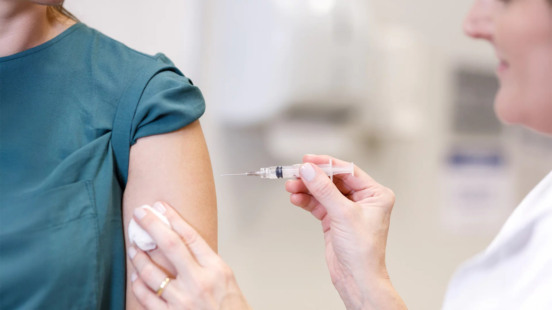 Impfung in den Oberarm